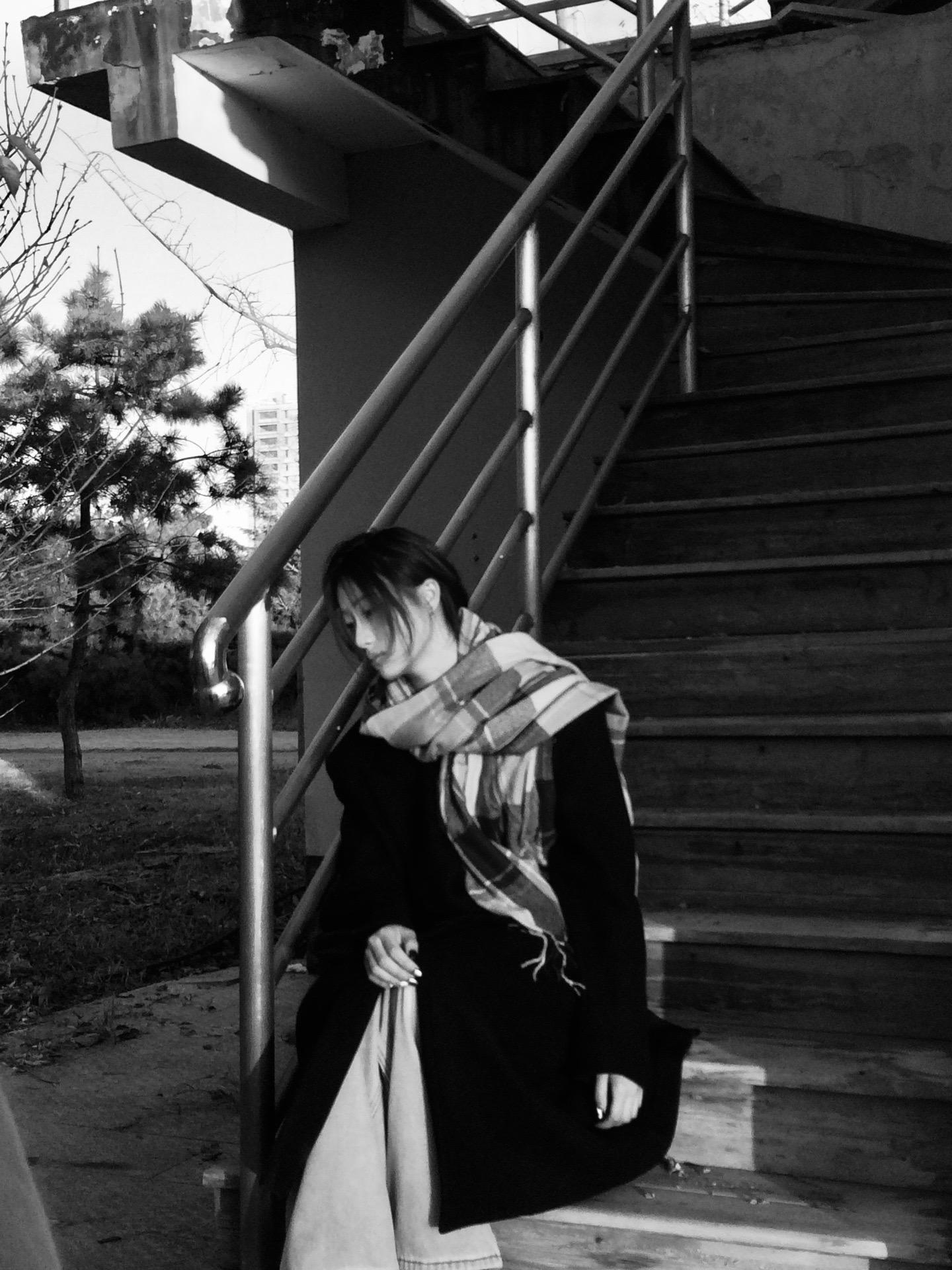 所以爱是什么呢… 有人不远千里只为见你一面 也有人回复晚安后陪别人过夜...