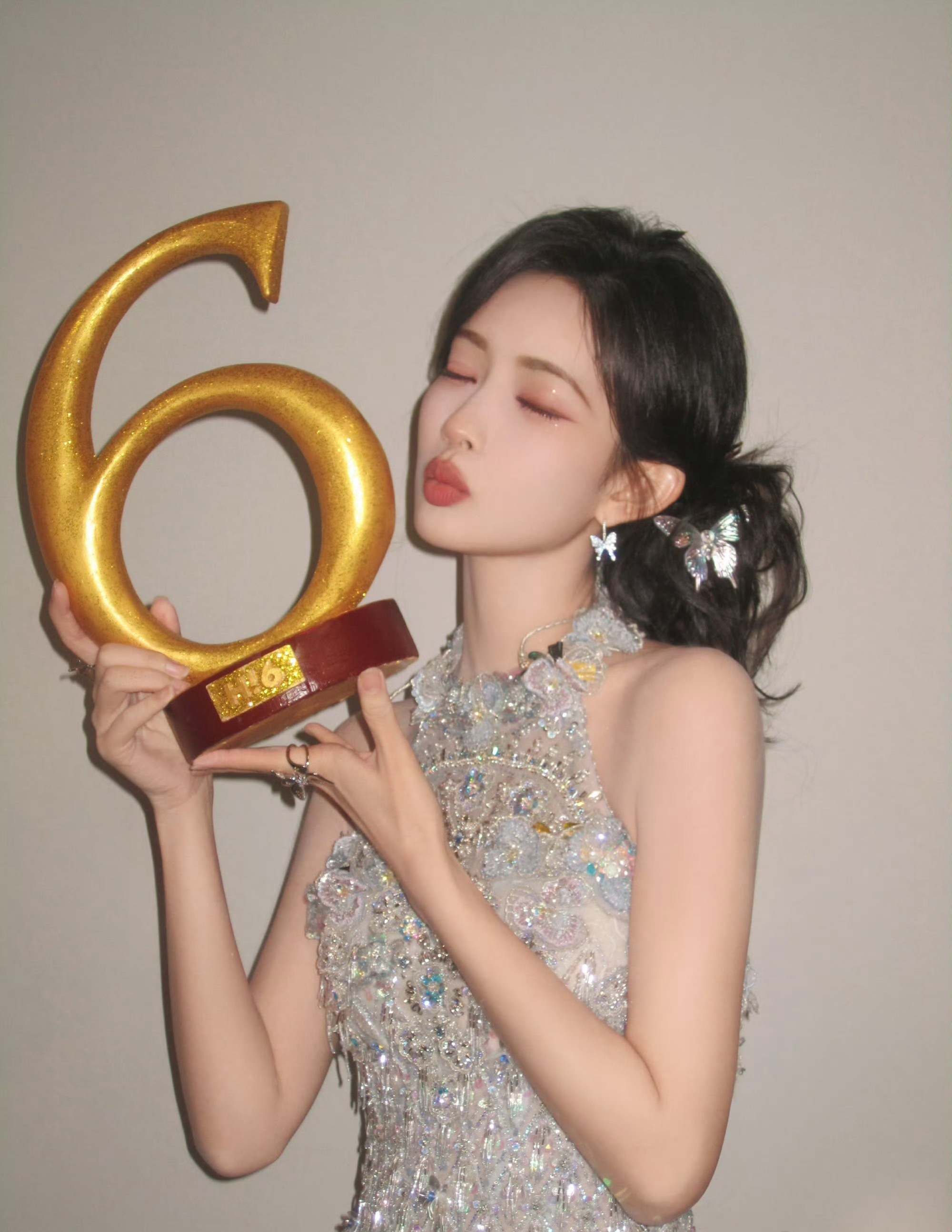 黄子弘凡恭喜孟子义得歌王黄子弘凡你真的好宠，恭喜孟姐获得了本季你好歌手的歌王宝座