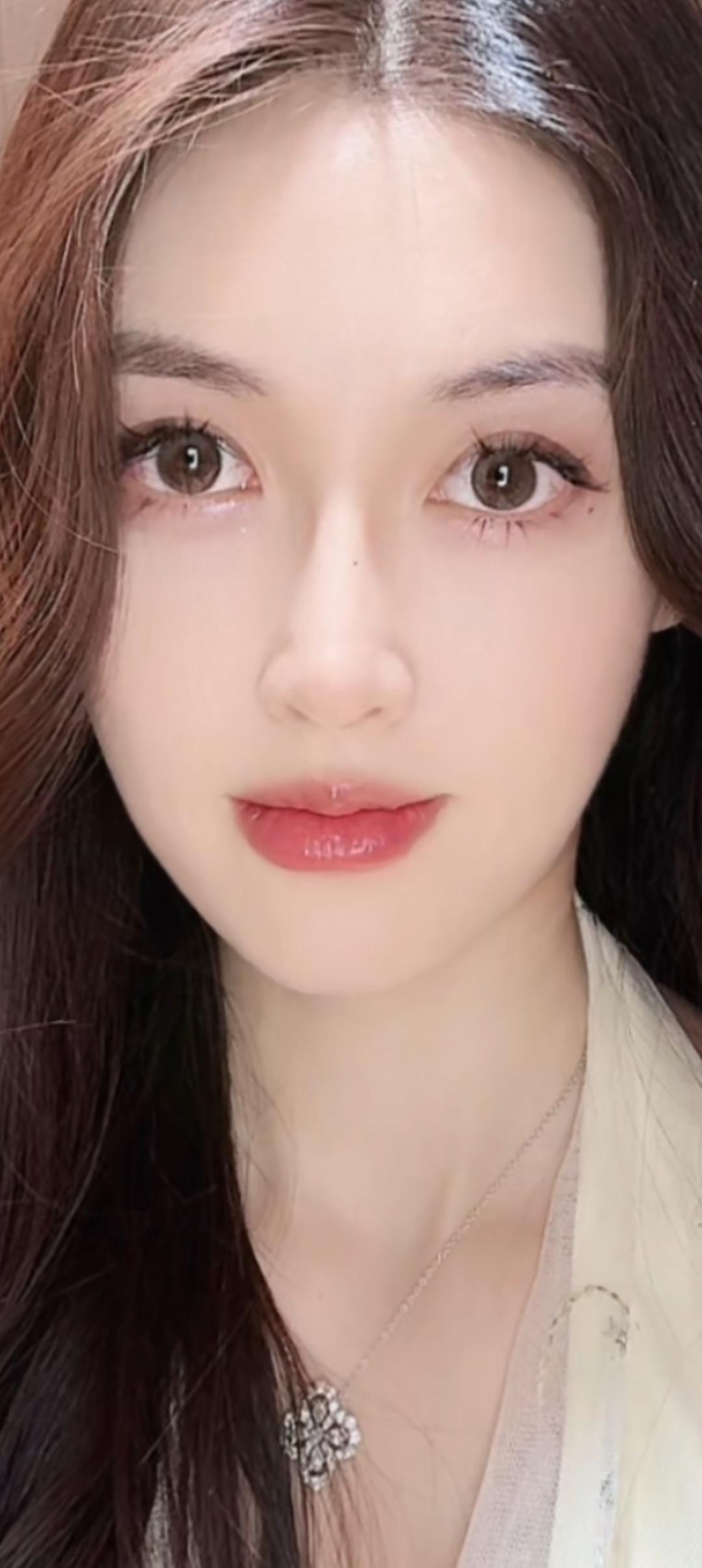 温柔甜美的少女，浅笑嫣然，宛如春风拂面。