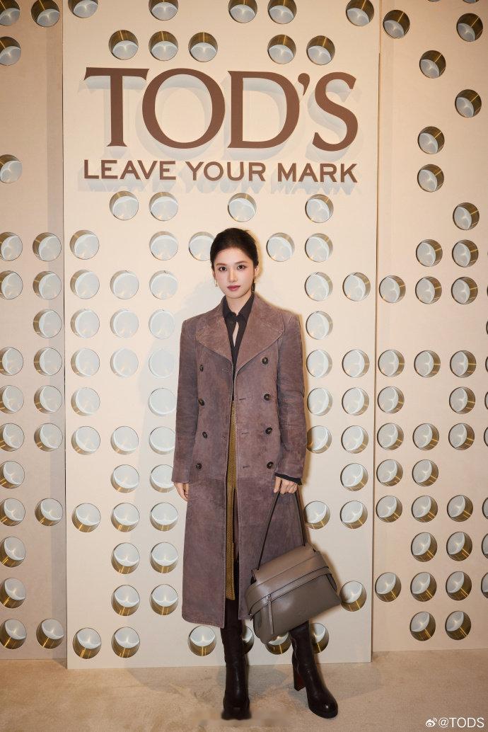 张婧仪同款大嘴包 张婧仪的时装周LOOK藏着宝藏单品，大嘴包在机场随性造型和秀场