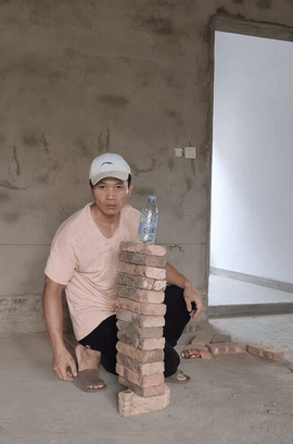 别人搬砖老老实实干活，这位师傅直接整出舞台表演效果，这臂力和平衡感属实牛，绝对是