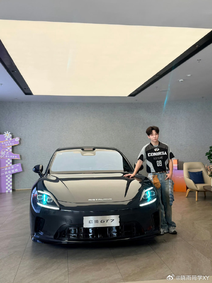 下次买车我就这么发朋友圈哇🤩，我的偶像跟我喜欢一样的车车，这种感觉也太好了吧！