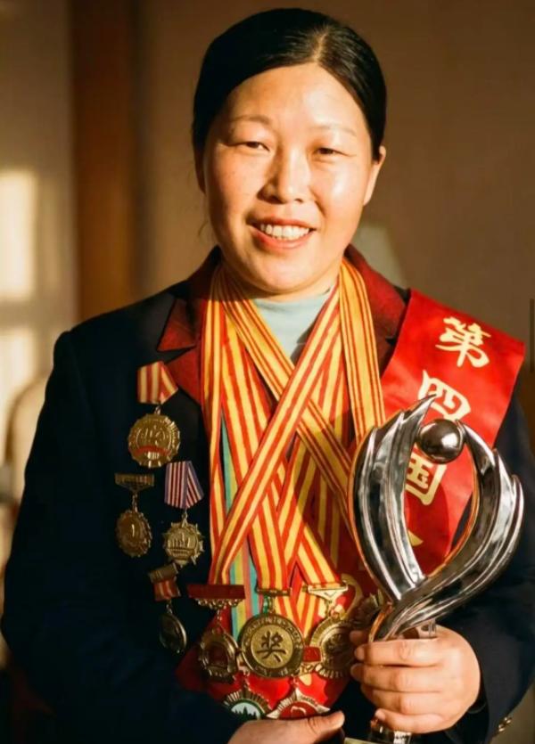 我敢说全中国找不出第二个这样的女人。怀着 9 个月的身孕，一头扎进能见度不到 5