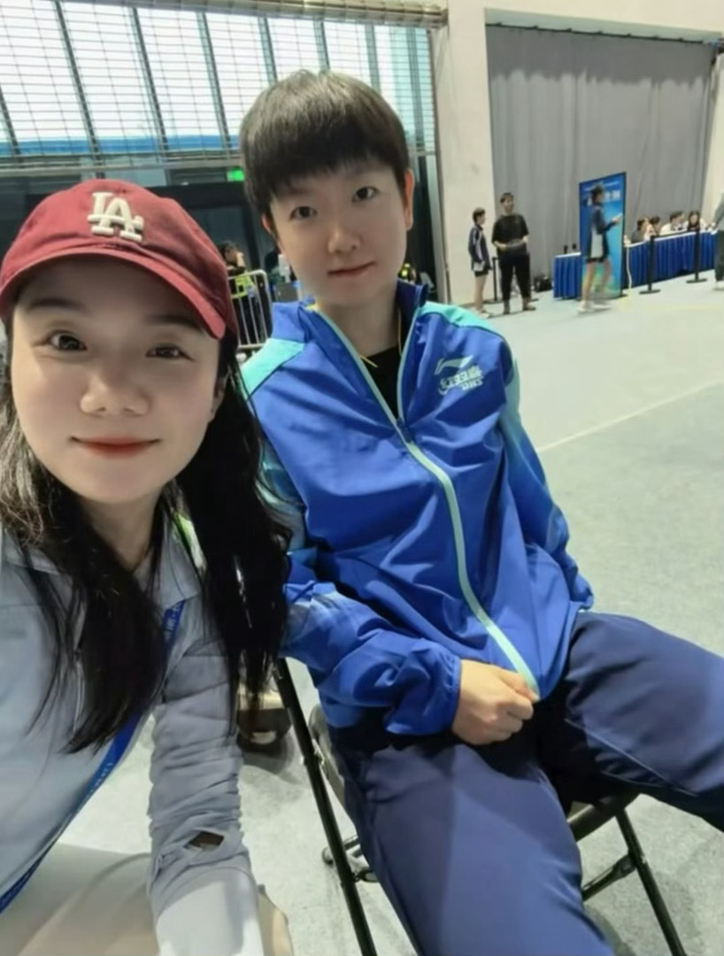 孩子孩子你来了，这样圆圆的脑袋就这样看着镜头孙颖莎