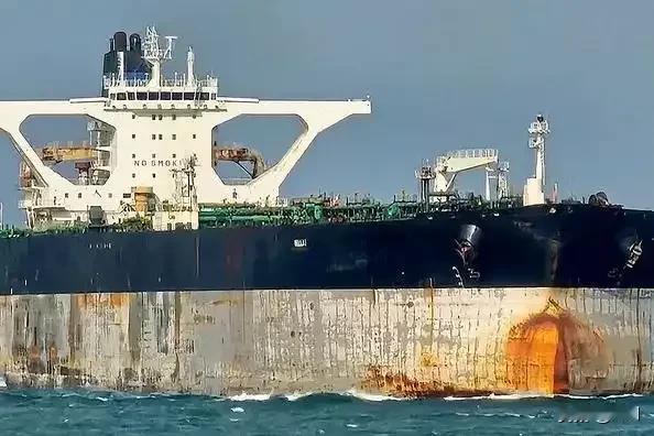 美军1月7日闪电出手！半小时连扣两艘俄“影子舰队”油轮，北大西洋截获挂俄旗的“水