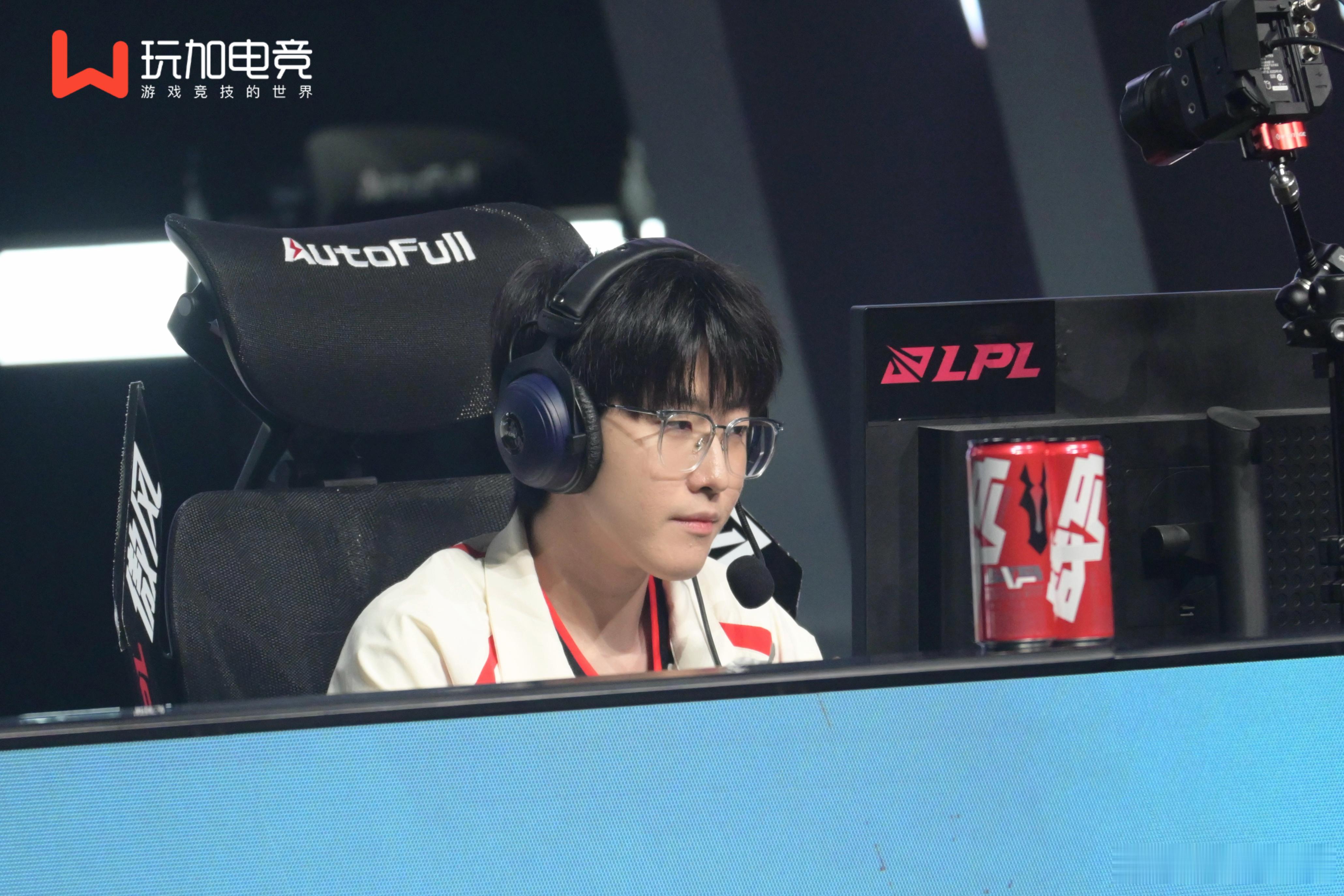 TES 2-0 横扫WE斩获胜利。JackeyLove伊泽瑞尔发挥亮眼，率队轻松