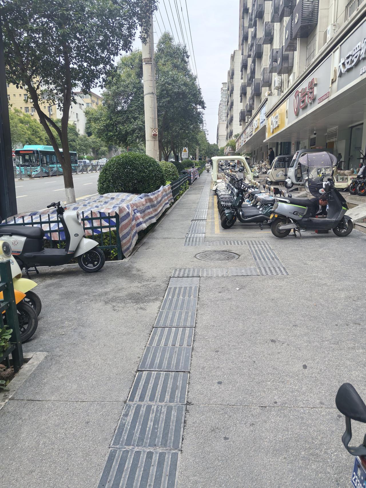 拆除人行道侧绿化带，改造为非机动车停放区
核心逻辑
拆原有人行道窄绿化带（灌木、