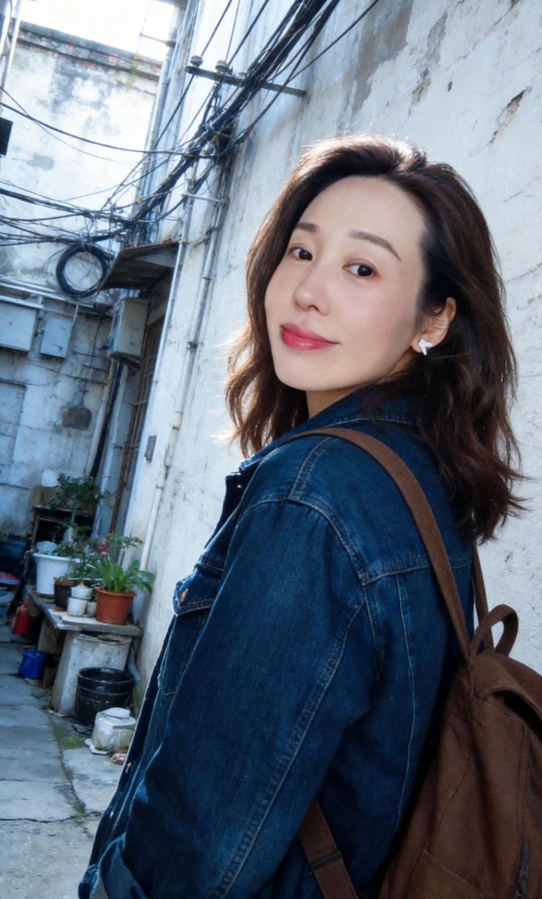 82年43岁
单身离异12年
昨晚孩子睡了 我一个人坐在客厅
手机翻了半天 又放