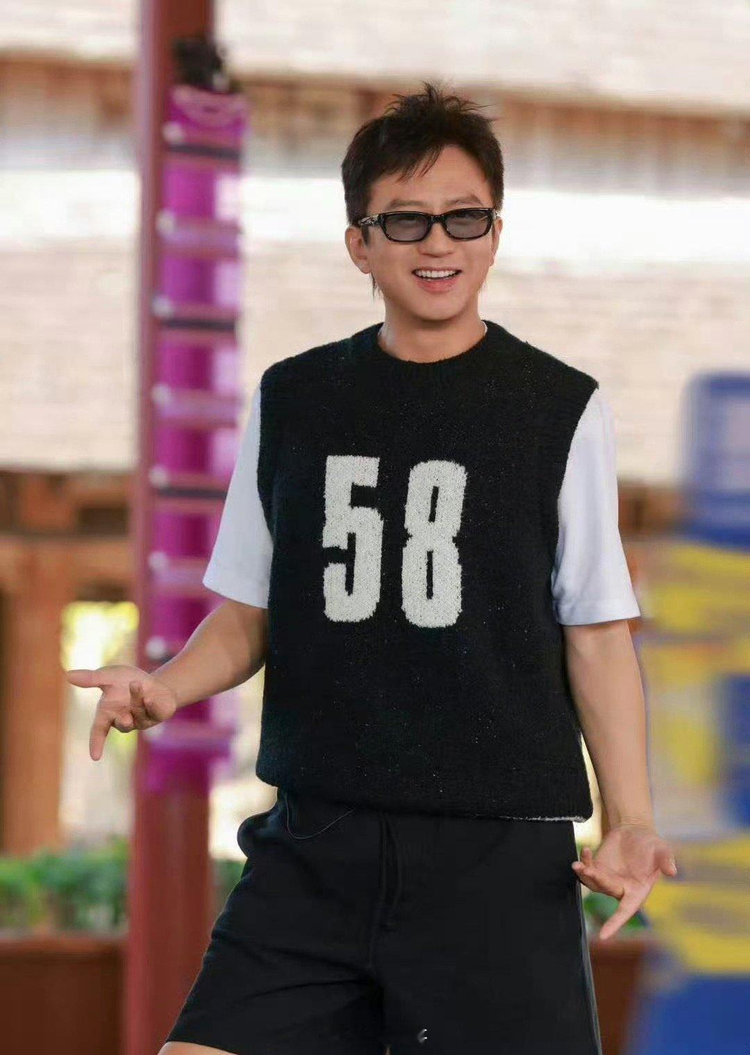 陈赫吐槽邓超凭什么邓超和五哈女嘉宾自拍，居然听到了陈赫吐槽邓超“凭什么”。就是说