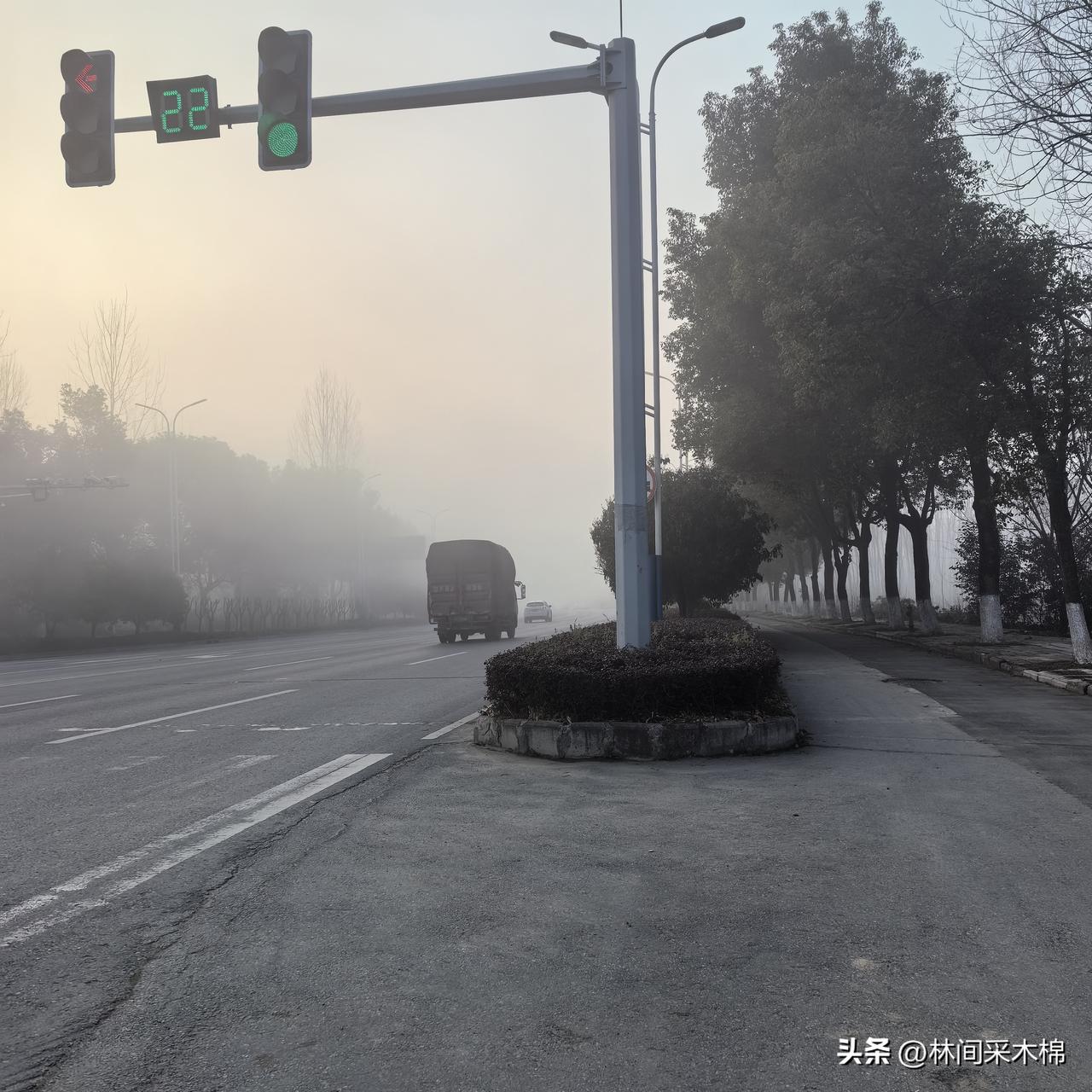 40岁，社保只买了7年，重新找工作之后，6点半起床上班。今天大雾，有一段路突然能