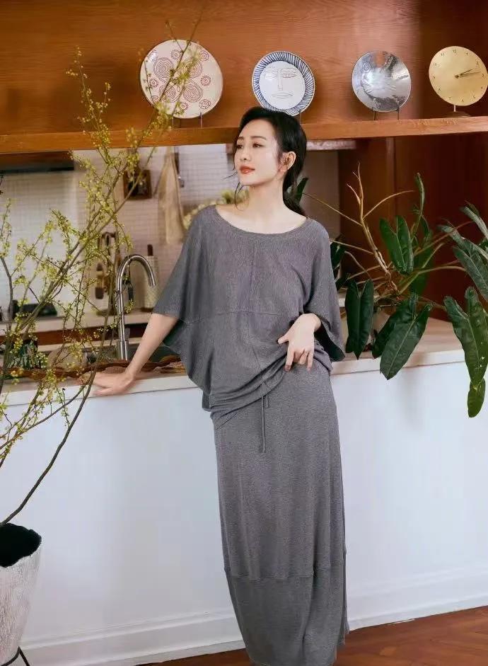 王鸥当妈后风格大变，慵懒居家风太绝了！
宽松蝙蝠袖上衣+同色系半身长裙，藏肉又随