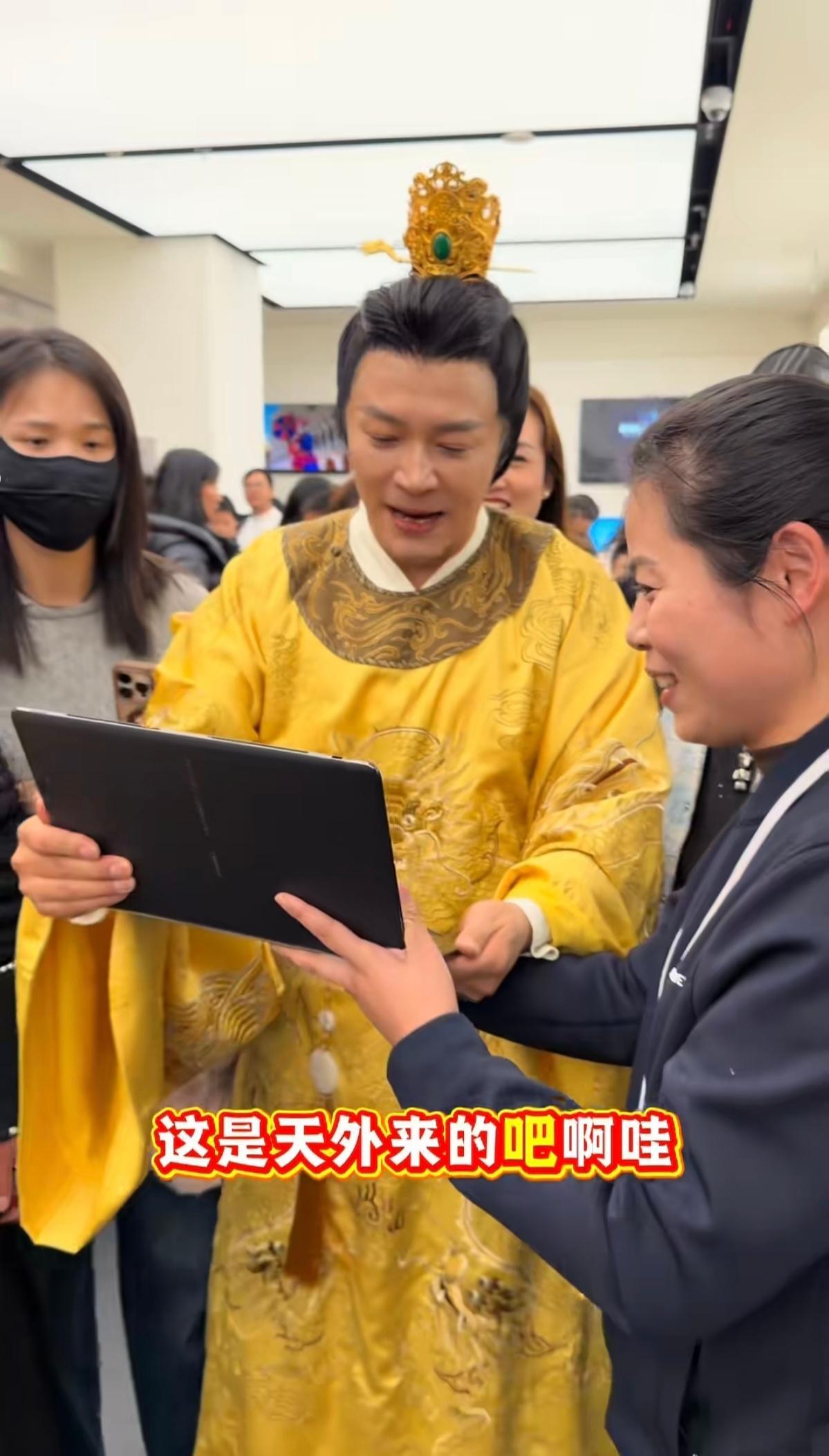 出门，咱也去逛逛门店，说不定也能偶遇一个皇上！ 