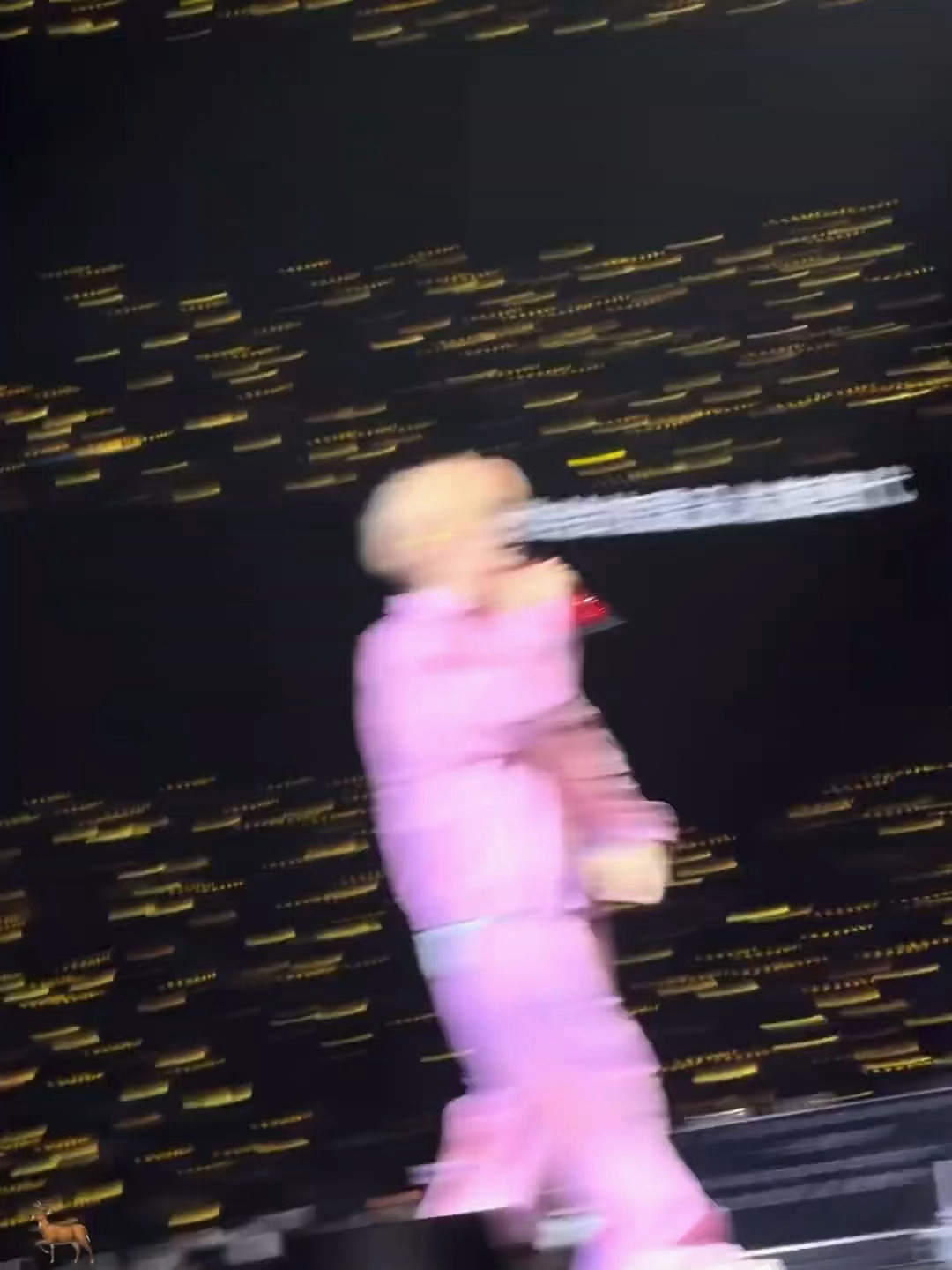 刷到了鹿晗老师出工录制节目的图片了，眼尖的我一下子就发现鹿晗老师手上喝的竟然也是