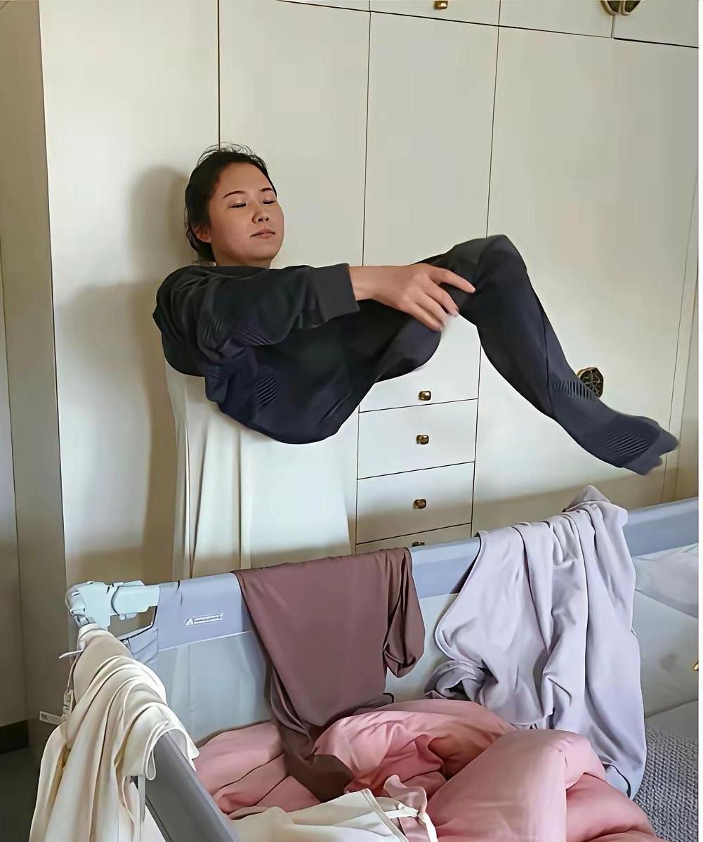 懵圈了，这女人咋“飘了”？大家看明白了吗？

网上这张照片，看得我一头雾水。这个