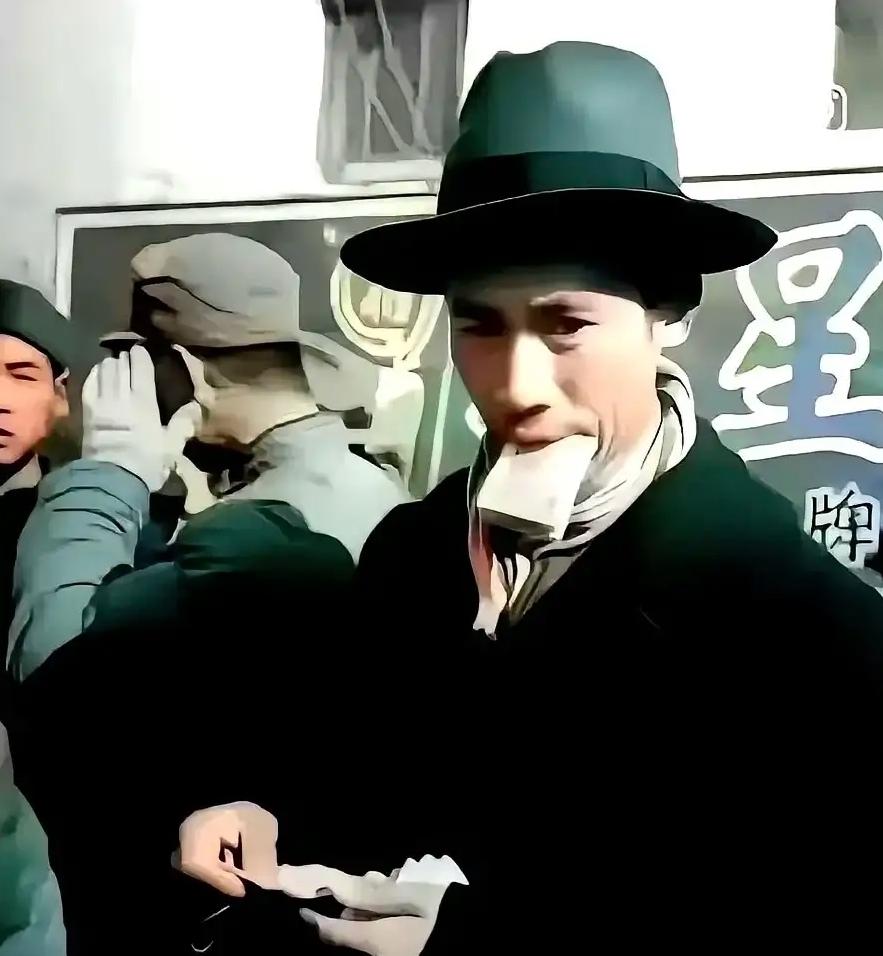 1949年，上海滩赫赫有名的商人丁永福，把自家的洋房全卖了，换成了美金。旁人都说