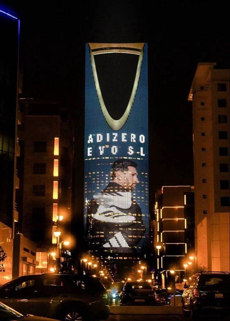梅西adidas广告出现在利雅得地标建筑王国中心大厦！[666][666]梅西 