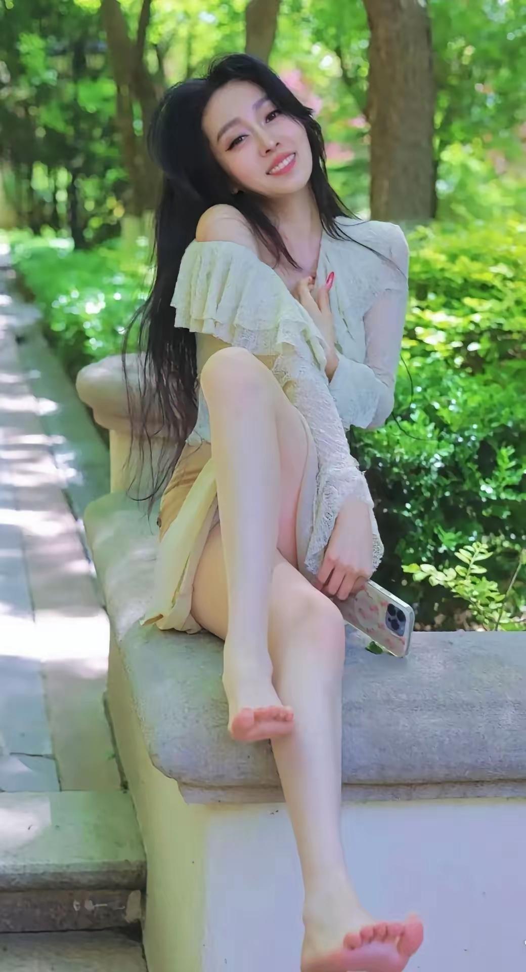 《姿态》

你不断调整着姿态
好让体内的花朵盛开
就像我们的祖国
努力调整出最佳