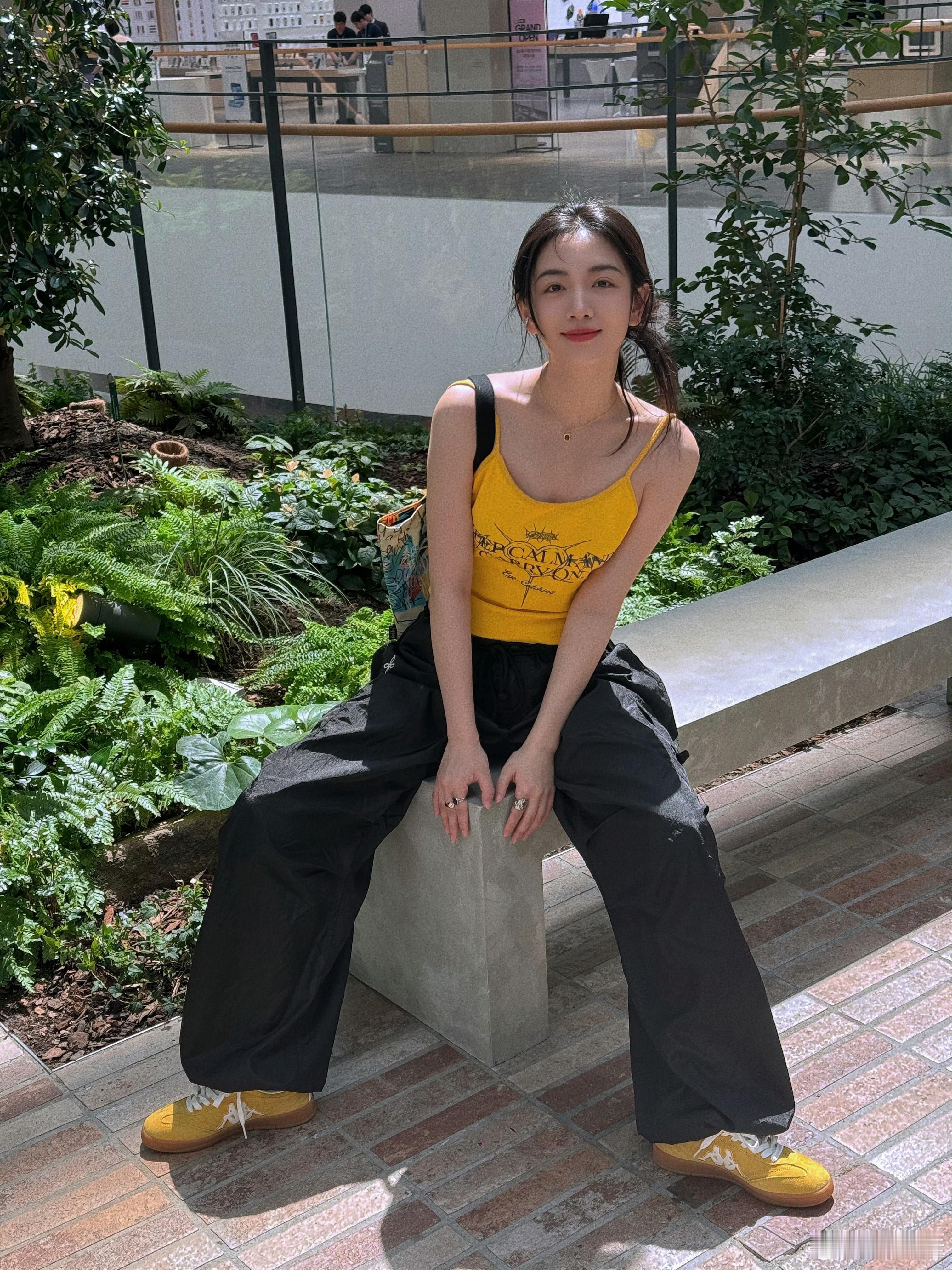 这套ins风女孩是2024年的今天的产物。我女孩可以经常出去逛街随拍吗。 ​​​