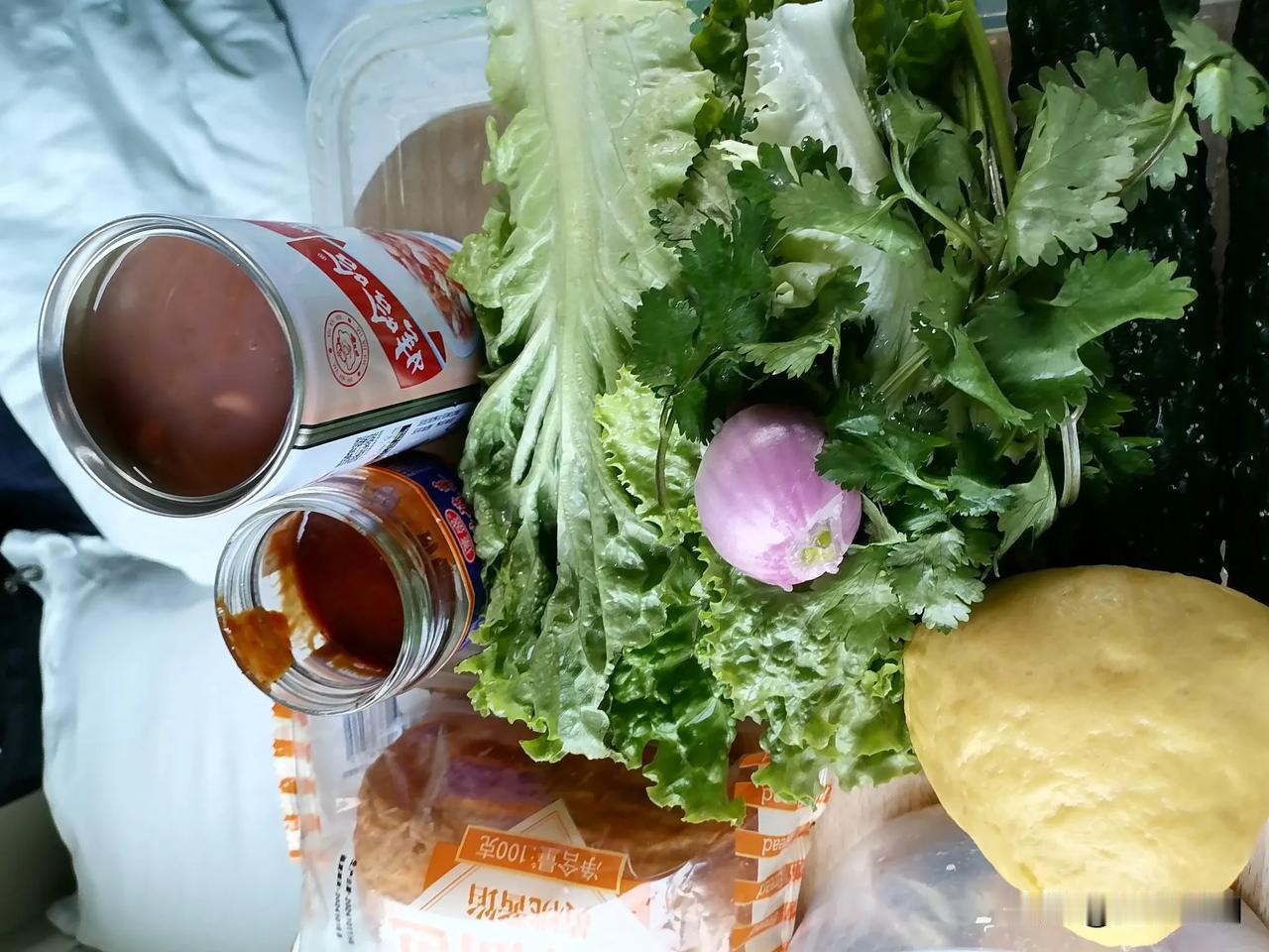火车上的午餐～
          今天中午，我们在火车上吃的饭，我们带的食品很