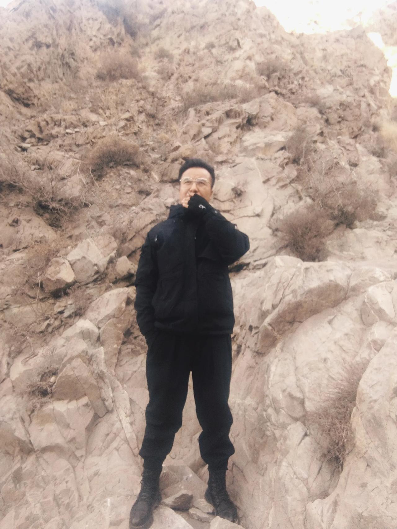 “心空的时候
我就站在
被黑夜涂抹的山对面
每次立在那里
我就会原谅一次
只身迷