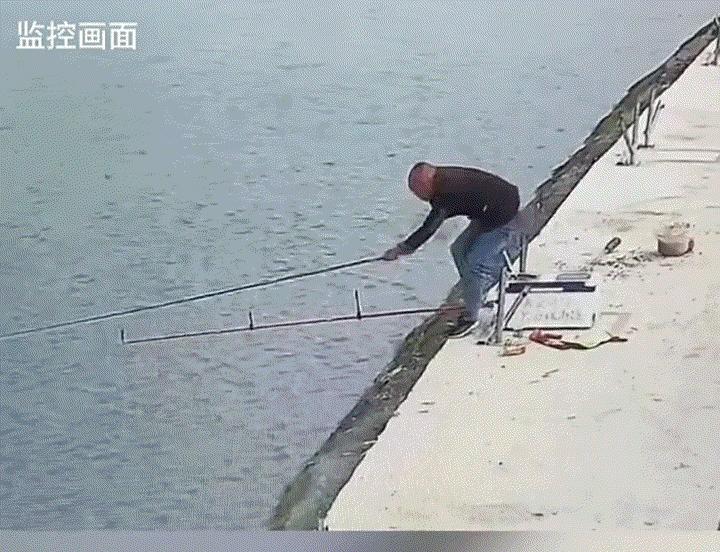 湖北襄阳，一名男子在一家鱼场钓鱼，期间就钓上了一条重达58斤的青鱼。一开始男子十