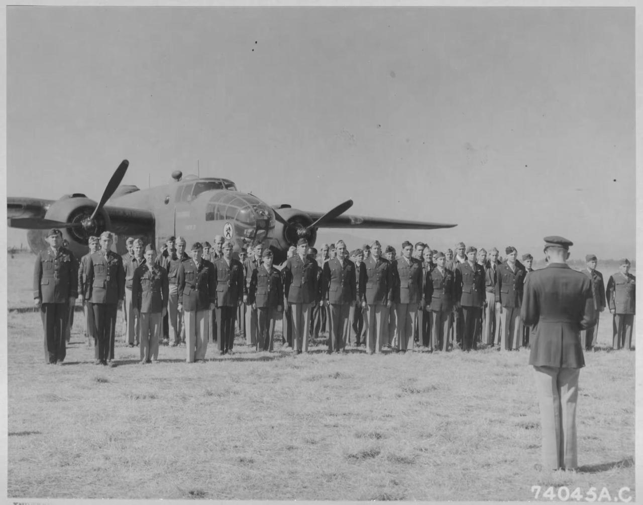 军官和士兵列队等待颁奖典礼，地点为2月16日