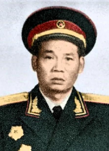 1937年，两个马家军骑兵拦住了一个失散的西路军战士，搜身后准备将他活埋，这时，