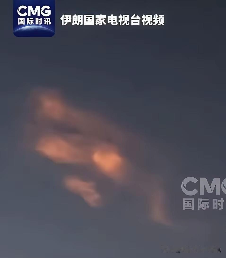 又菜又爱玩，形容今天的美国再好不过。特朗普总统在社媒发文说，美军一架“阿帕奇”武