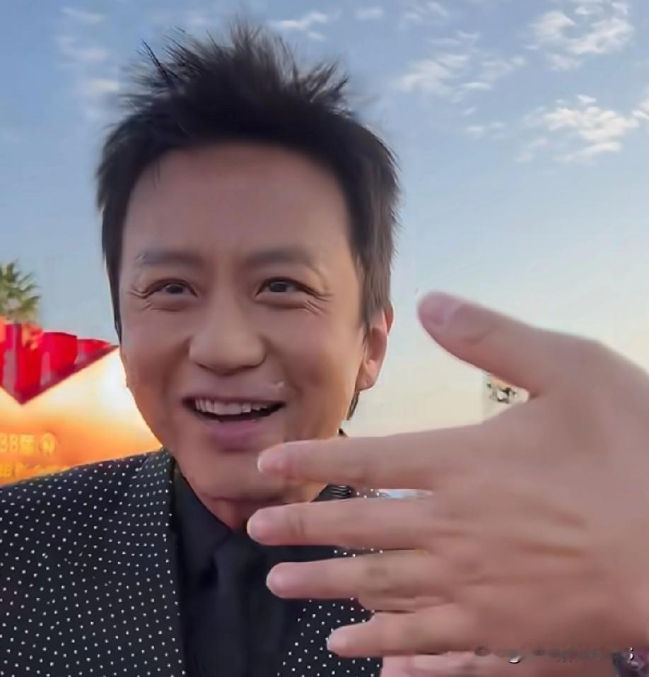 超哥这发型也太抢镜了吧！
活动刚开始就自带笑点，
和孙俪俩人完全没架子，
亲切得