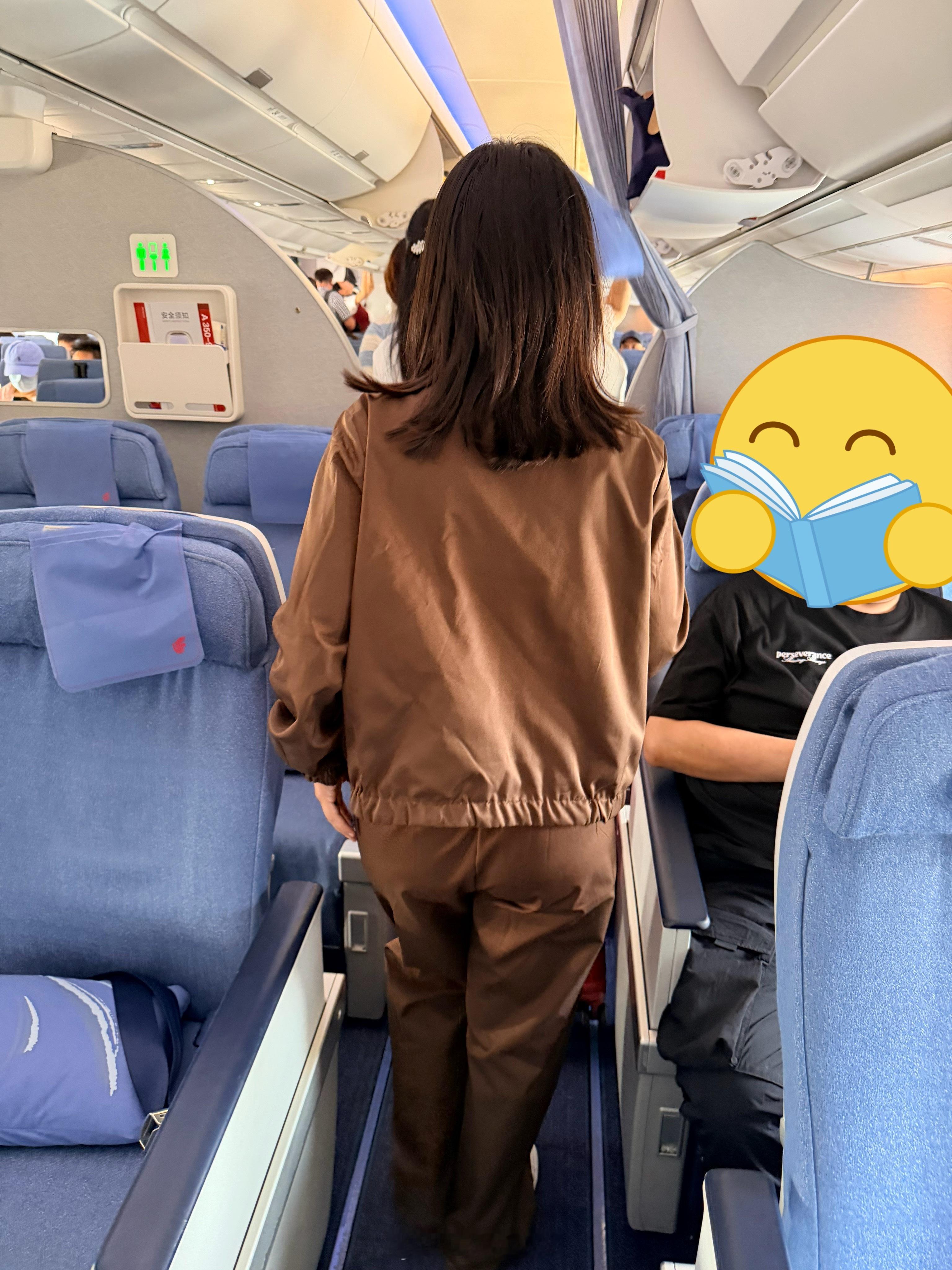 前面是位外国友人，刚找空乘想要升舱结果只能接受支付宝、微信支付她拿着现金和护照悻
