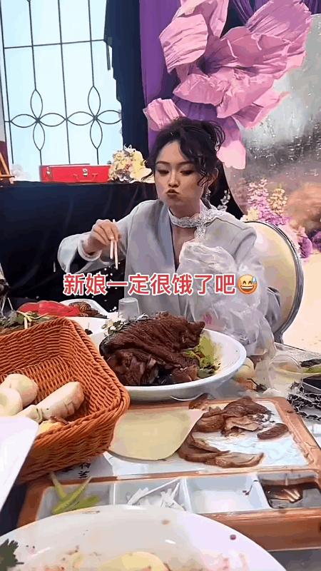 新娘子一定是饿坏了吧！
只见她拿起一个大肘子就啃了起来？
吃席就不要顾及什么形象