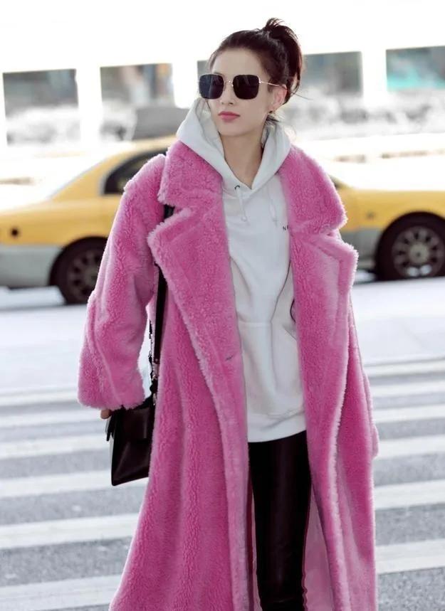 黄圣依的状态，真的回春了！
 
这件亮眼的粉色毛绒大衣，被她穿出了满满的活力。