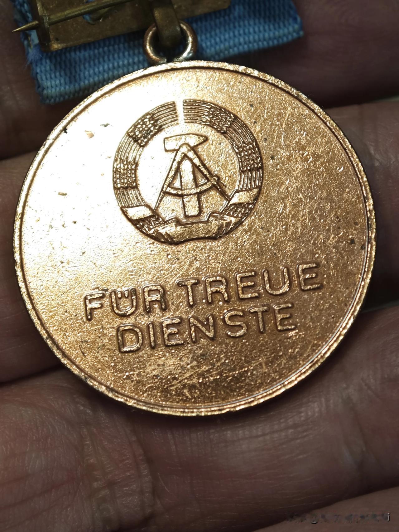 翻出一枚箱子底下的老奖章——东德（民主德国）交通运输服务10周年铜质奖章，全套带