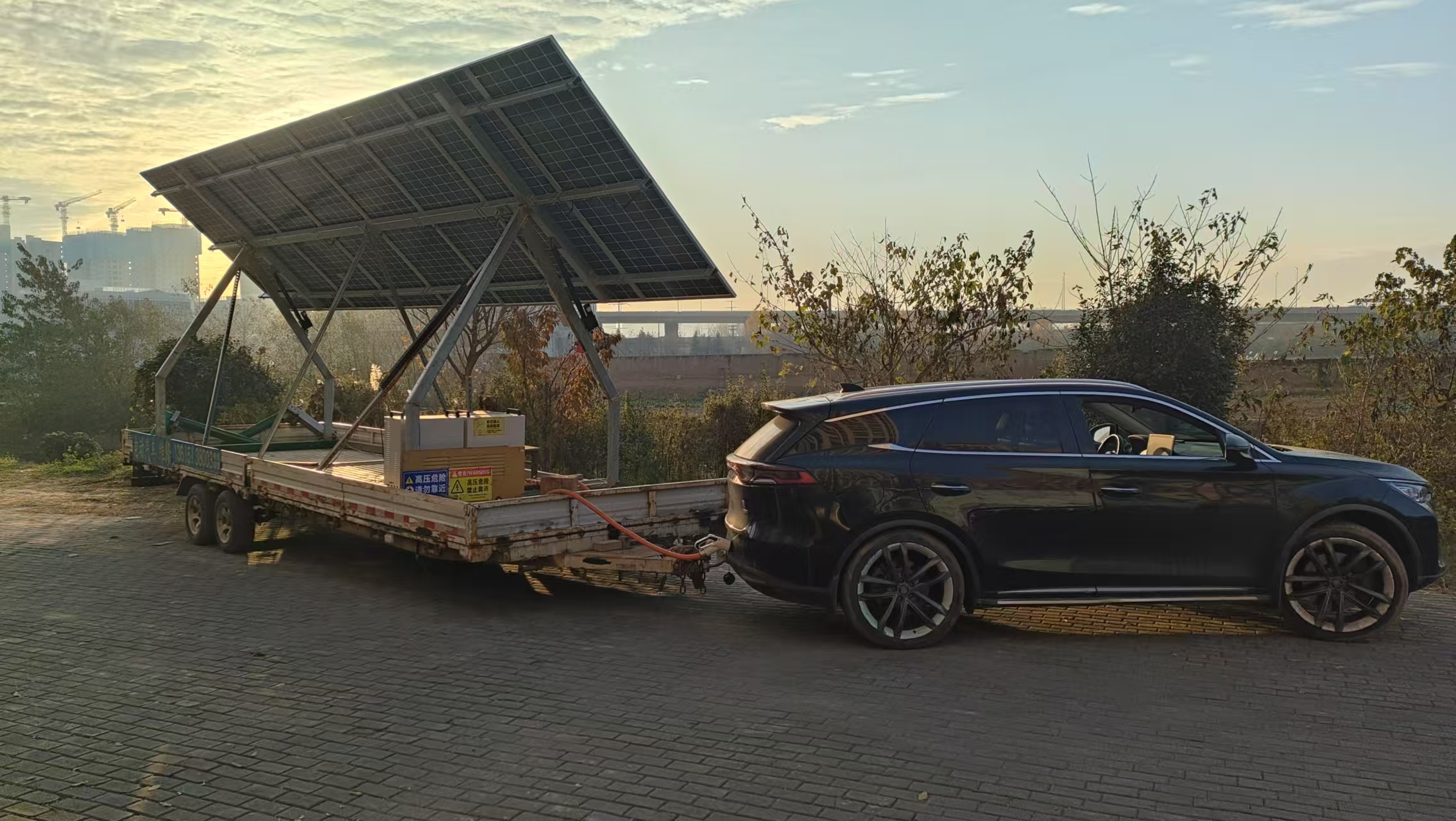 还是比亚迪车主会玩，很好奇这样挂一个太阳能板，每小时可以回血多少电？ 