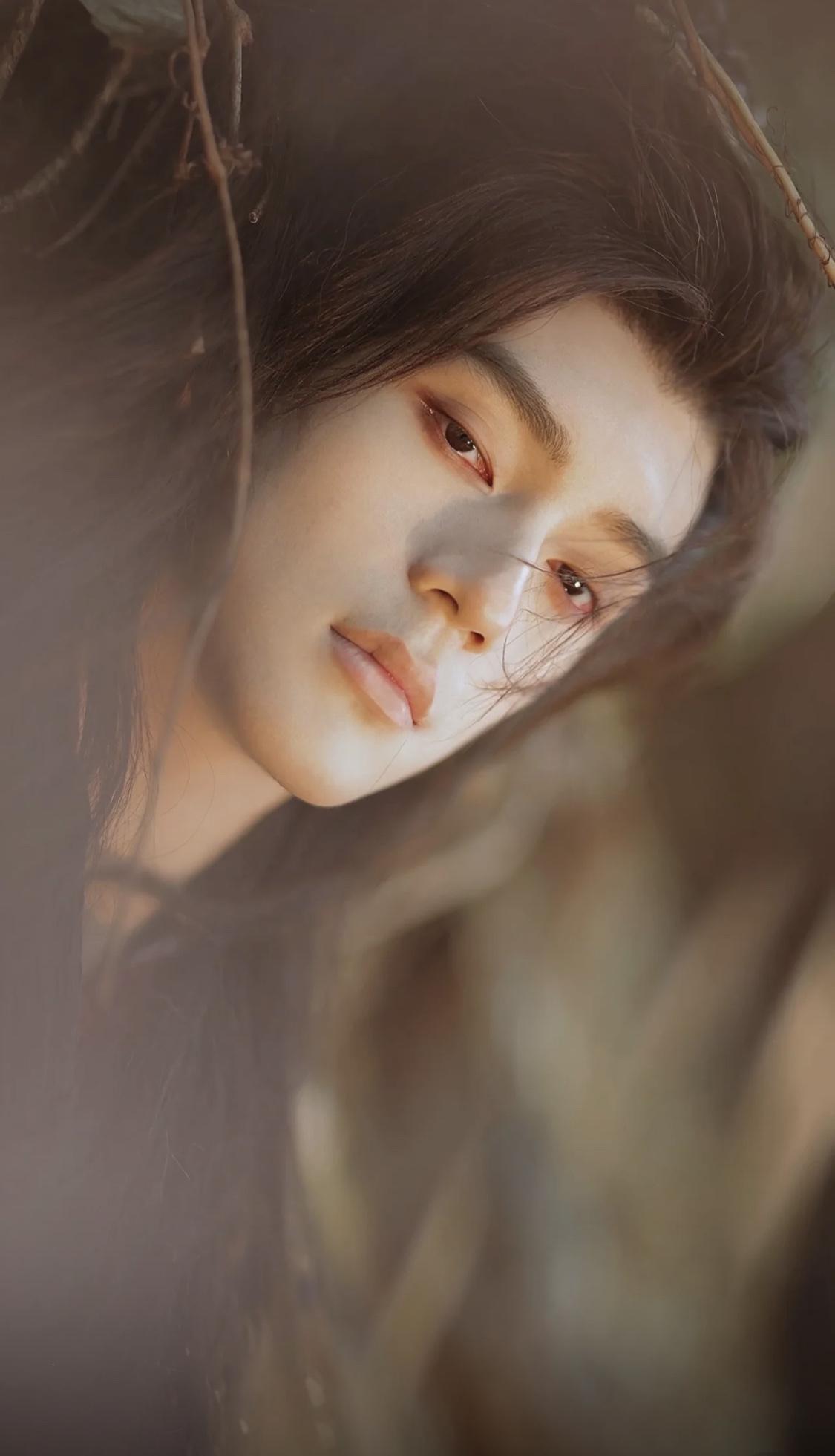 《逐玉》剧中他屠城了，剧外他扫荡了机场零食。好吃的都会尝一尝。

还会为了吃饭赶