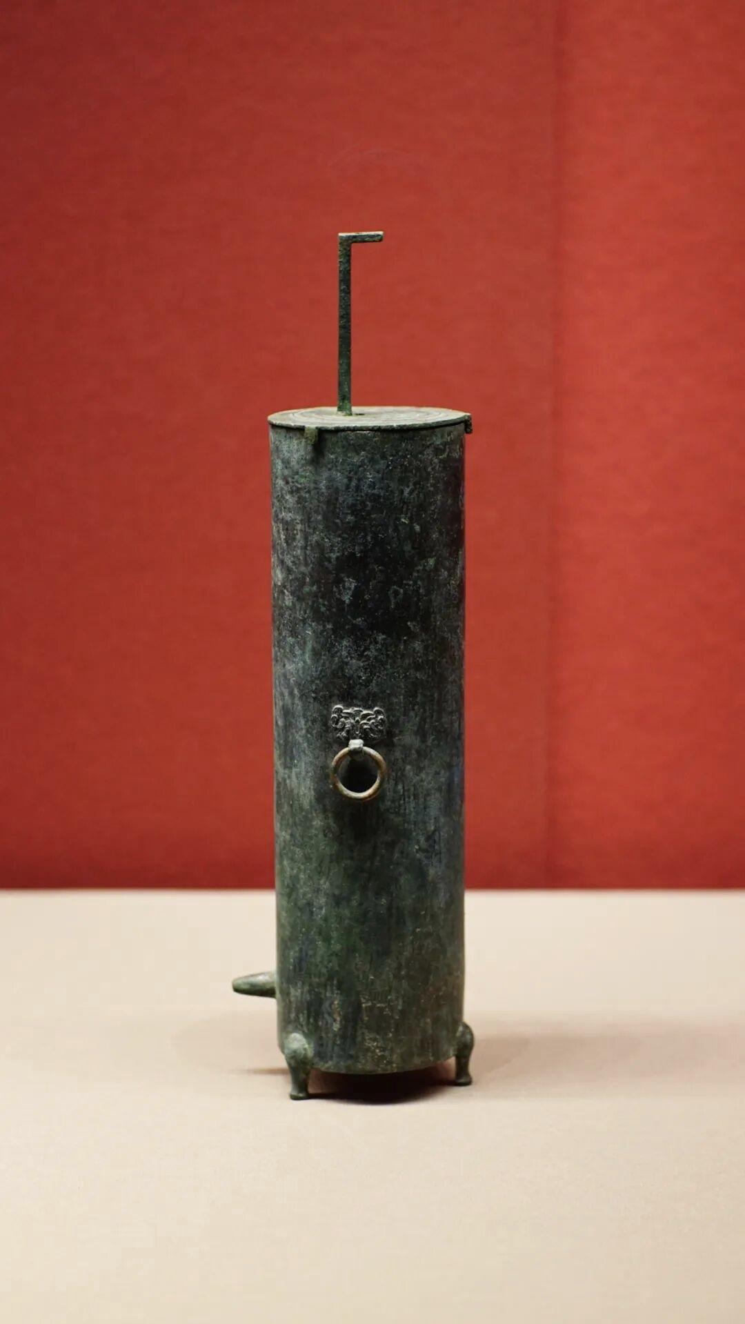 许多博物馆看到的是圆筒长形铜漏壶（图一，图二，图三），这款短很少碰到（也有可能没