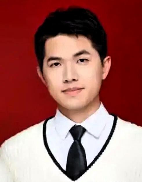 真的有生死相随者，33岁的自媒体博主谢家振，广东汕头人，常年在深圳生活，原本有着