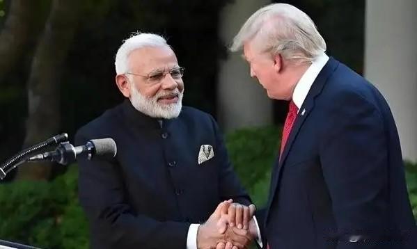 特朗普宣布将印度商品的对等关税从25%降到18%，条件是印度得停买俄罗斯石油，改