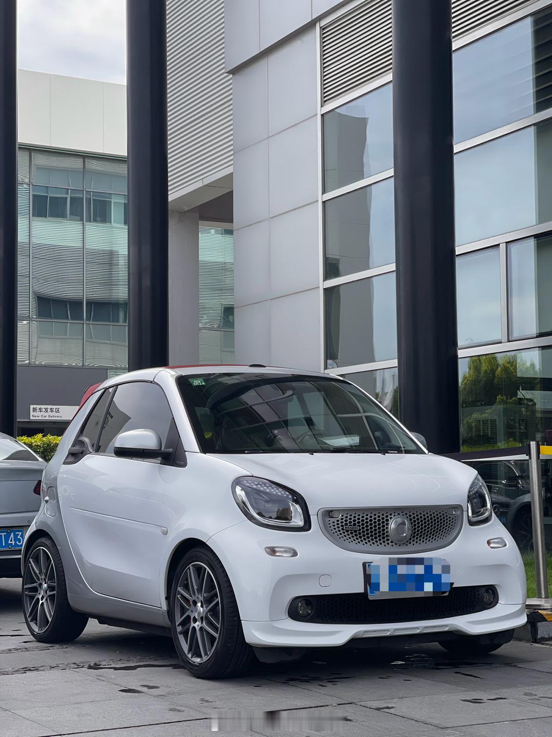 老可爱了[送花花]BRABUS版本的敞篷Smart ​​​