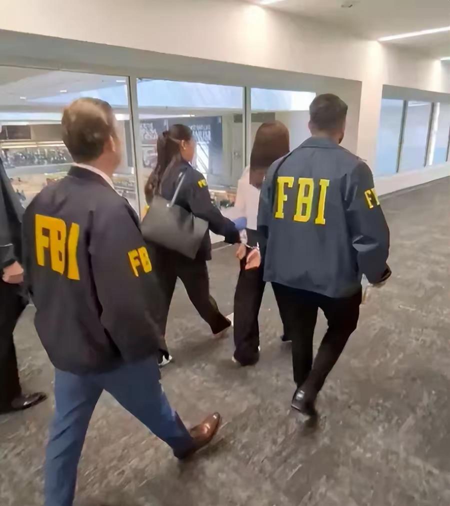 赖清德儿子在美国被监视
当地时间10月4日，FBI在洛杉矶国际机场逮捕了准备出境