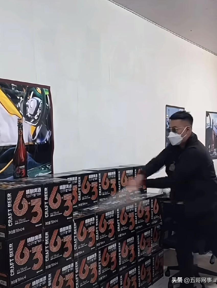 一位辽宁商户把自己积压的6+3啤酒砸得稀巴烂！
发视频怒斥吴迪:说好的无添加结果