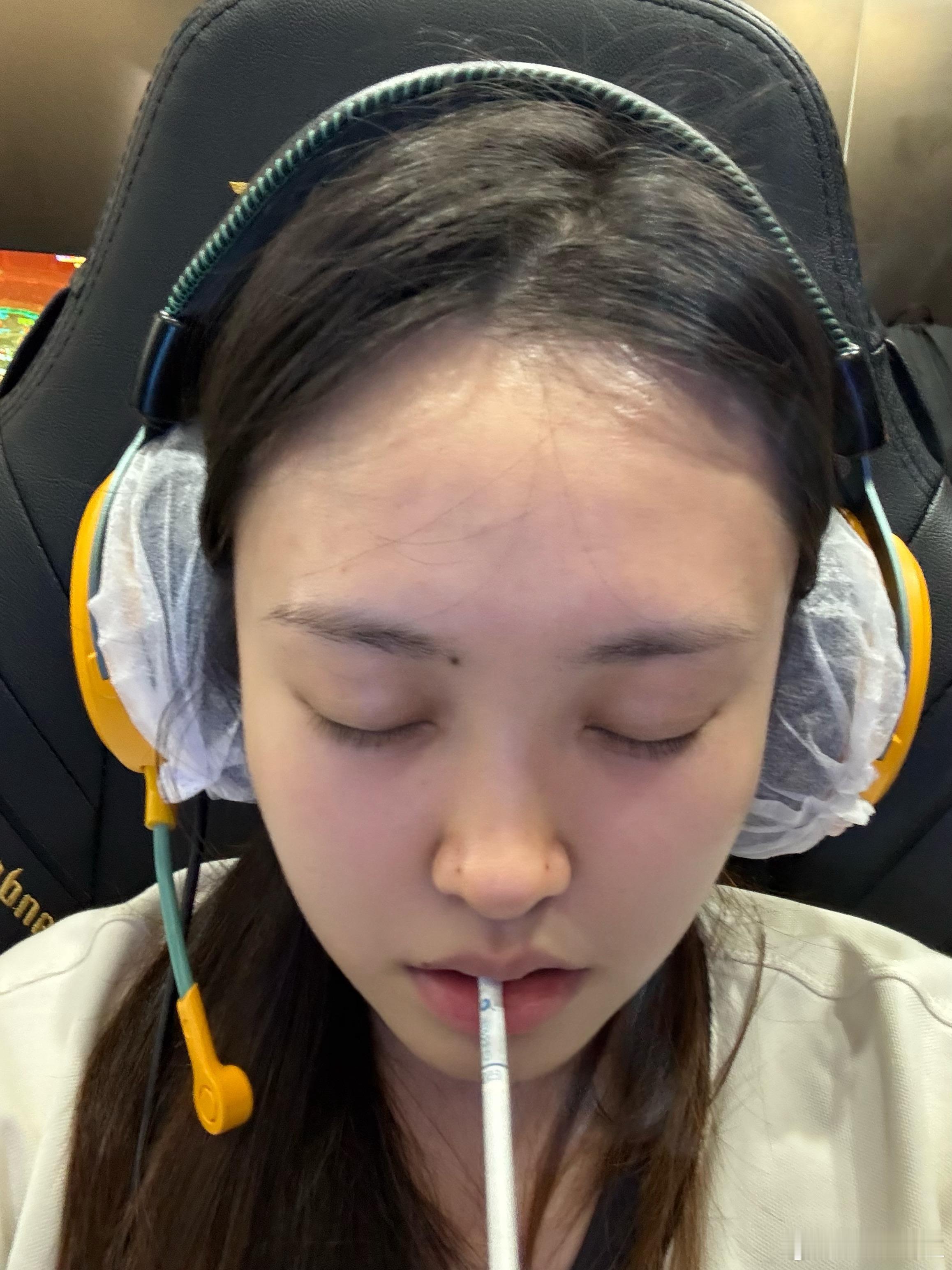 再次在网吧做副业中。我只看到一个为了生活努力的女孩…… ​​​