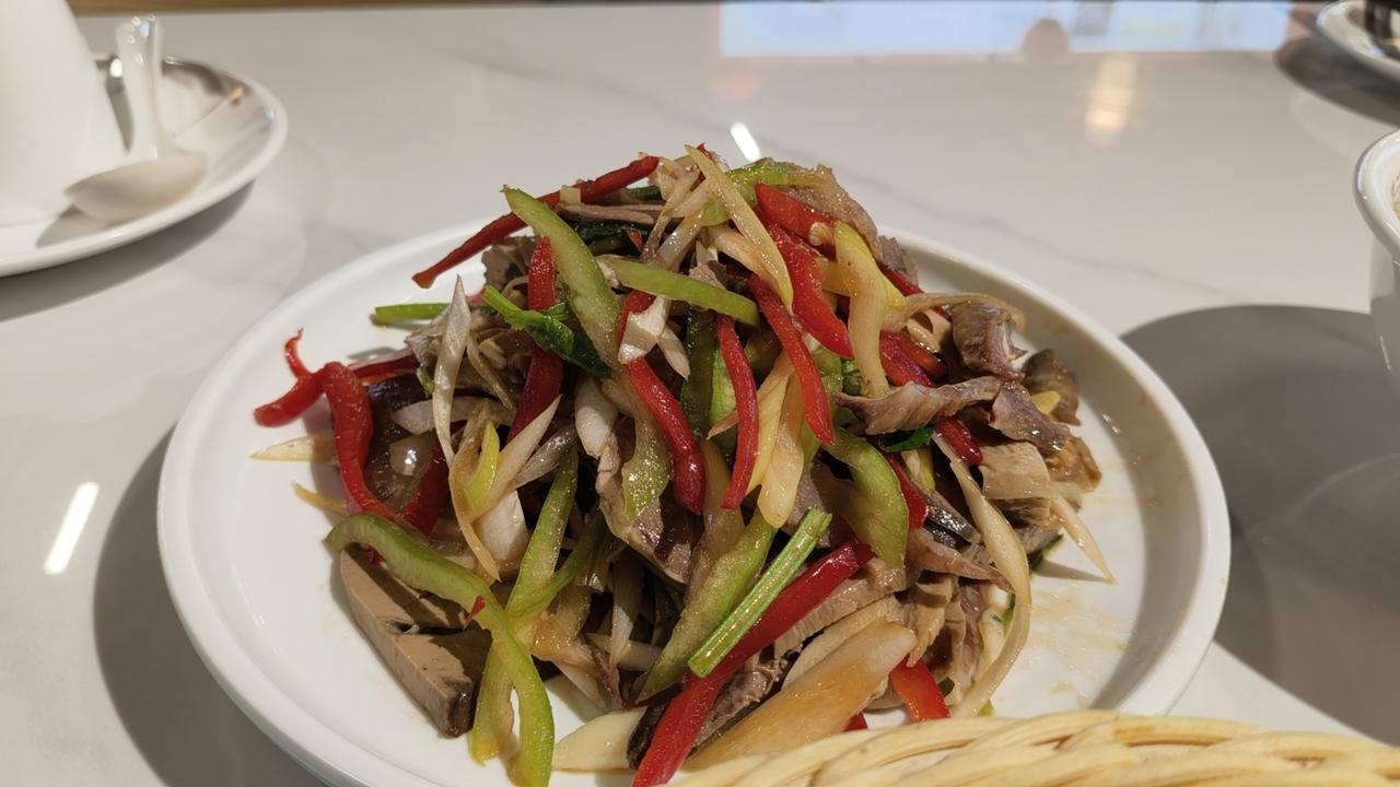 在小屯路发现一家小店！
山东的羊汤馆，那个叫清新。
歇班，闲逛，发现宝藏小馆，难