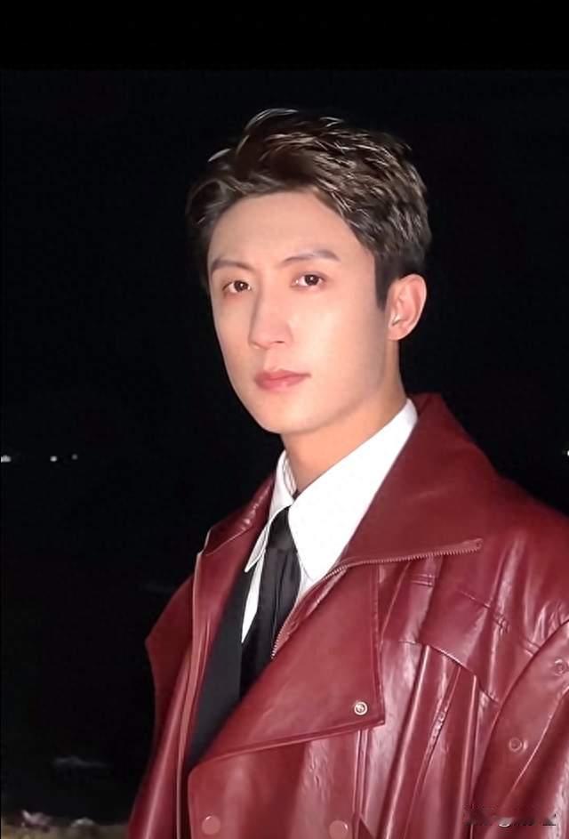 海边夜拍封神！黄景瑜酒红长款皮衣亮相，氛围感直接拉满