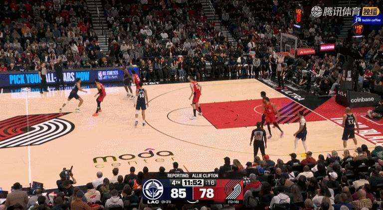 伦纳德直接给卡马拉晃倒了，只可惜这一球没投进，不然妥妥的五佳球快船vs开拓者