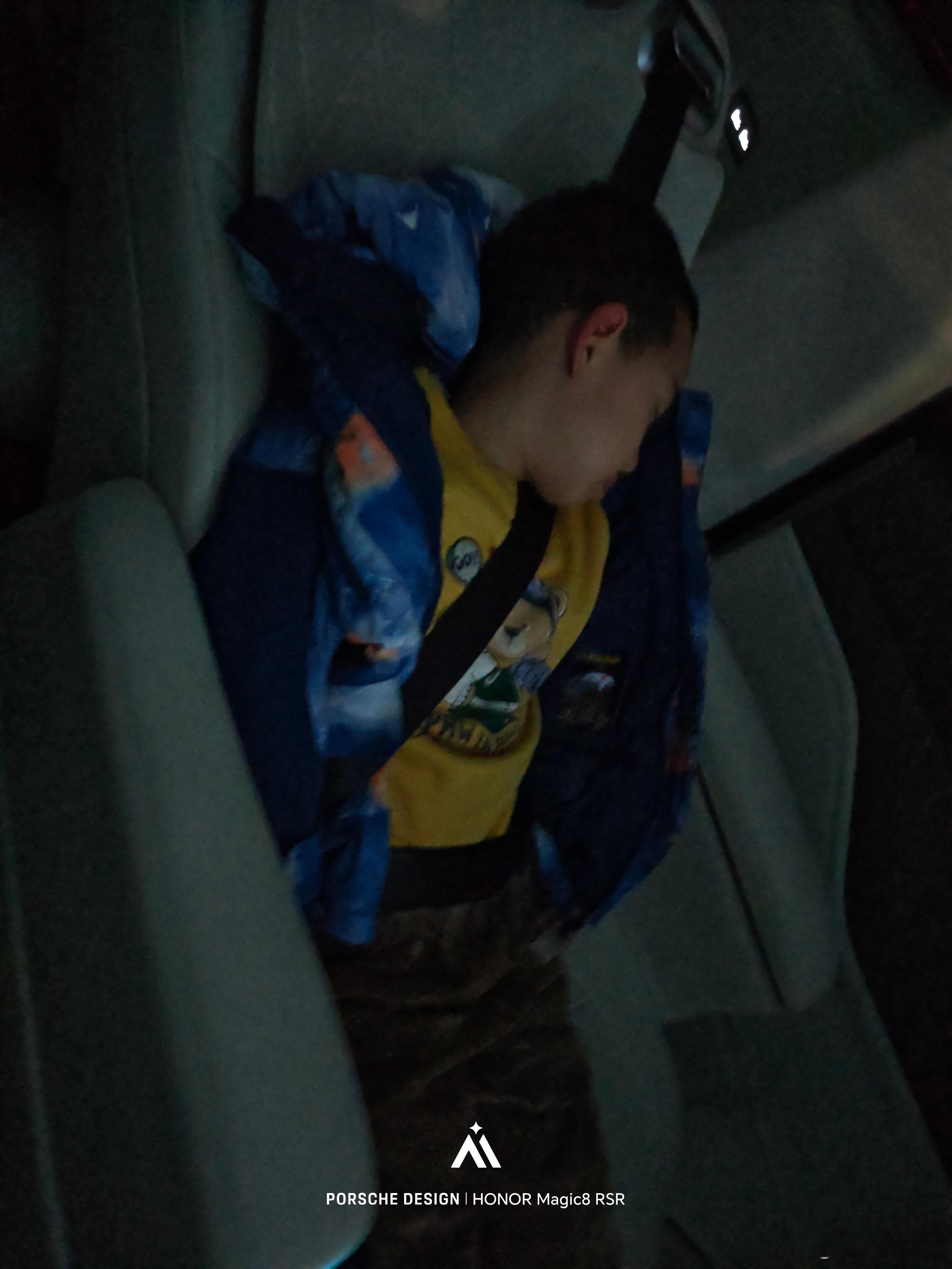 昨晚开着高山8回一趟老家，娃躺在二排，开着按摩，睡的很香。