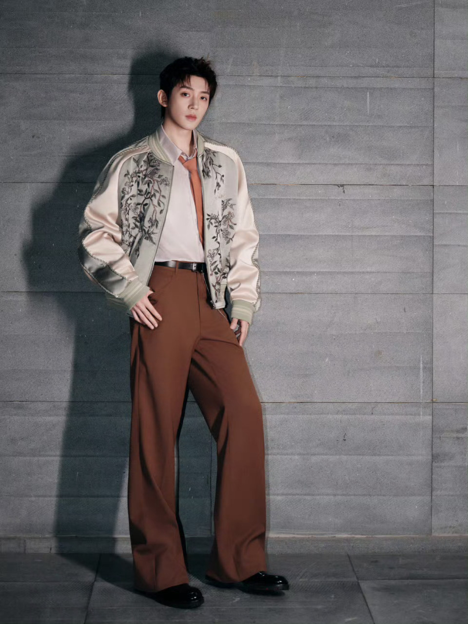 邓为全新营业大片🈶 身穿AMIRI刺绣夹克搭配棕色长裤清爽高级，轻松呈现优越腰