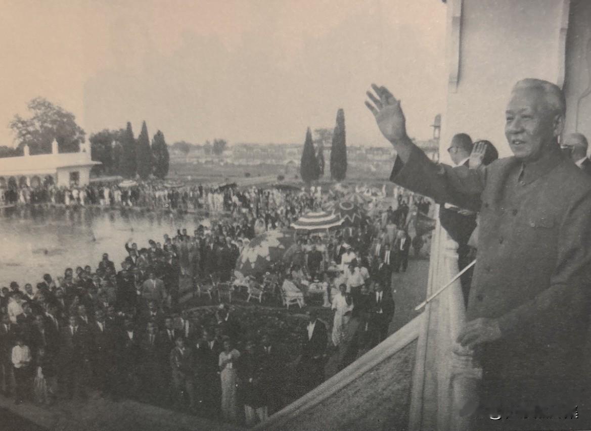 1966年，刘少奇访问巴基斯坦，在夏利马尔受到近100万人的极其热烈欢迎。道路两