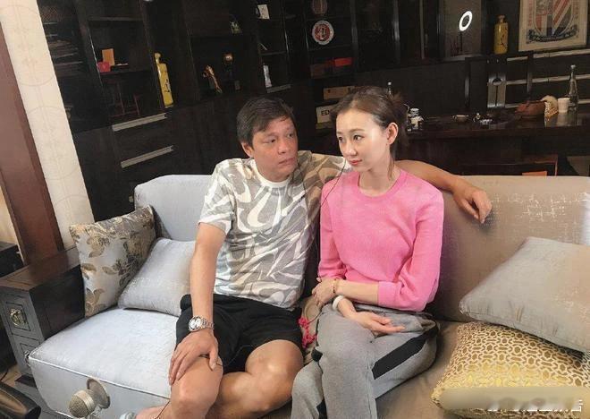 范志毅新婚，爱妻年轻迷人，两人恩爱如初 ​​​