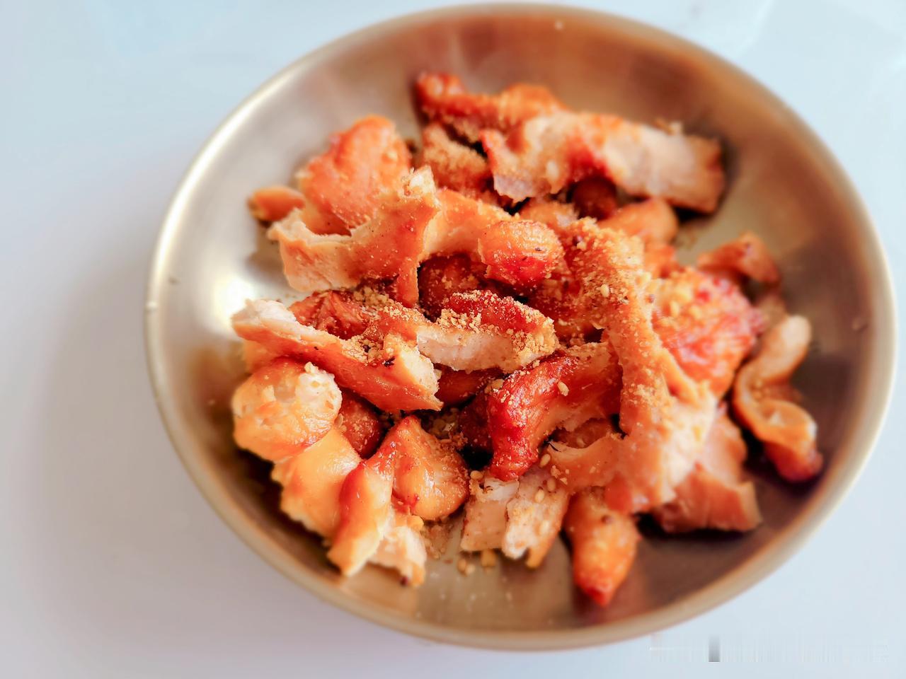 午睡醒来，去厨房溜达一圈，把腌好的鸡胸肉拿出来，用空气炸锅无油烤一下，再切点奶豆